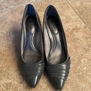 Gray pumps by LifeStride